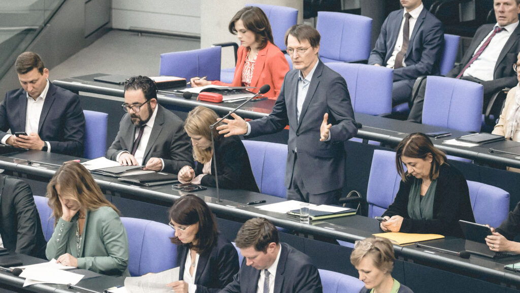 Was glau­ben Sie, wer Sie sind? Zur auto­ri­tä­ren Rah­mung der Durch­set­zung des KHVVG