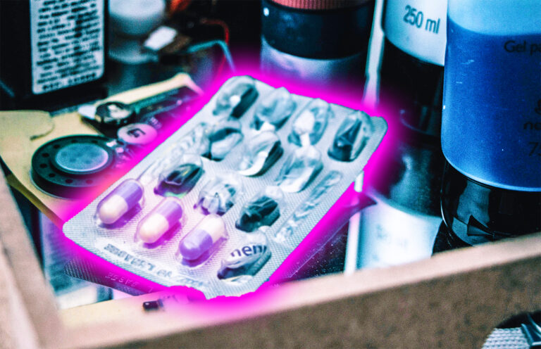 Medikamtenblister auf dem Nachtisch