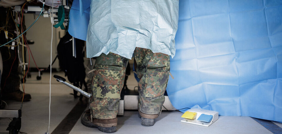 Flecktarn unterm Weißkittel: Bundeswehr-Sanitäter